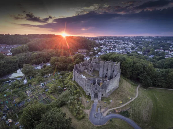 Editoryal Swansea, İngiltere - 14 Temmuz 2019: Oystermouth Kalesi'nde gün batımı, Güney Galler'de Mumbles köyü yakınlarındaki Gower Yarımadası'nın doğu tarafında Kivyano Körfezi'ne bakan bir Norman taş kalesi.