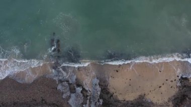 Swansea, Güney Galler, Ingiltere 'de Gower yarımadasında sahilinin kıyı şeridi üzerinde kırma dalgalar Gower coastaerial görünümünde hareketli dalgalar