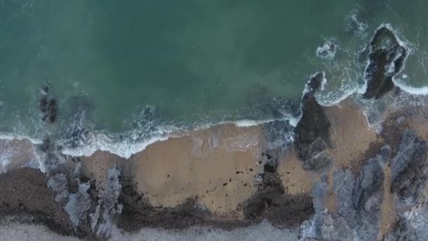 スウォンジー 南ウェールズ 英国のゴワー半島沿岸の海岸線で壊れる波の航空写真 — ストック動画