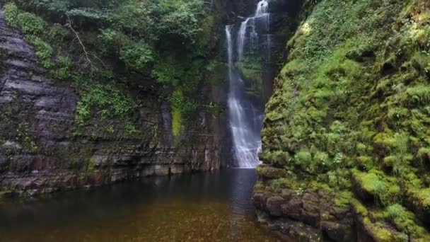 斯格维德 艾尼翁 加梅德瀑布沿着斯格瓦德 格瓦拉杜斯瀑布上方的河流 斯格维德 艾尼翁 加姆是南威尔士被称为瀑布国地区的一个难以到达的瀑布 — 图库视频影像