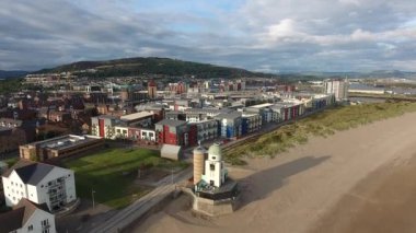 Editoryal Swansea, İngiltere - 11 Ağustos 2019: Marinada kıyı konutgeliştirme havadan fotoğraf ve Swansea en yüksek noktası, Kilvey Hill.