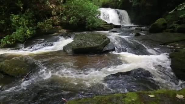 南ウェールズのスウォンジー渓谷のポンタルダウェの町を流れるアッパー クライダッハ川のCwmdu滝 — ストック動画