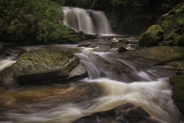 Yukarı Clydach Nehri üzerinde Cwmdu şelale Swansea Vadisi'nde Pontardawe kasabası boyunca çalışır, Güney Galler, İngiltere