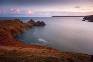 Three Cliffs Bay Gowerthree Cliffs Bay, South Gower, Swansea, Galler, İngiltere'de tanınmış bir kıyı güzellik noktası sakin suları