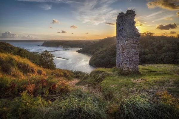 Gower yarımadasındaki Pennard kalesinin kalıntılarında, Three Cliffs Bay, Swansea, South Wales, Uk'e bakan akşam ve gelgit