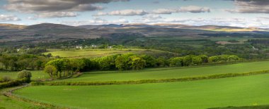 Brecon Beacons Ulusal Parkı 'nın panoramik manzarası, Powys, Güney Galler, İngiltere, aylaklar ve mağara adamları tarafından popüler..