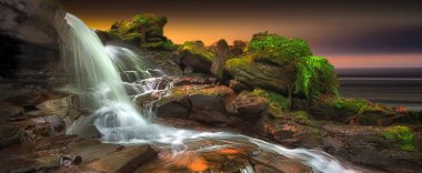 İki fotoğrafın karışımı, Melincourt Brook ve Güney Galler, İngiltere 'de uzun bir sahil gün batımı.