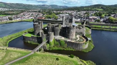 Caerphilly, Galler - 16 Eylül 2025: Galler 'in en büyük kalesi olan Caerphilly Kalesi' nin insansız hava aracı görünümü, Glamorgan 'ın kontrolünü korumak için 13. yüzyılda inşa edildi..