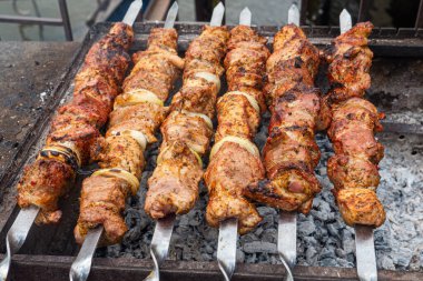 Barbeküde şiş kebap