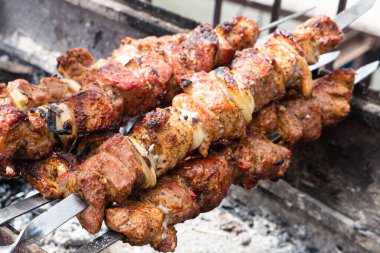  Izgarada şiş kebap