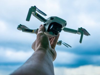 Elinde drone dji mavic mini