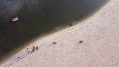 Nehir kıyısındaki insanlar