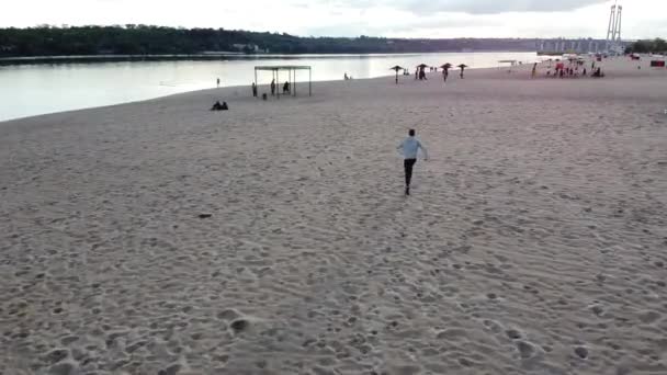 Młody Człowiek Biegnie Wzdłuż Plaży Chłodna Pogoda — Wideo stockowe