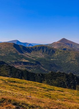 Ukrayna Karpatlarının dağlarının inanılmaz manzarası.
