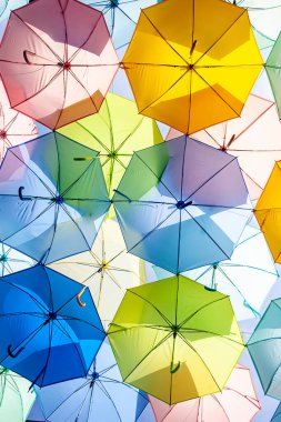 Mavi gökyüzü üzerinde renkli şehir süslemeleri.