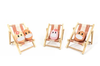 Yumurtalar beyaz arka planda yalıtılmış kumaş maskesi giyerler, sosyal uzaklık tatili için görüntü veya Mutlu Hafta sonu konsepti.