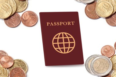 Pasaportu beyaz arka planda izole edilmiş avro banknotu.