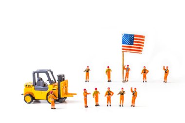 4 Temmuz Bağımsızlık Günü münasebetiyle beyaz arka planda izole edilmiş minyatür işçiler..