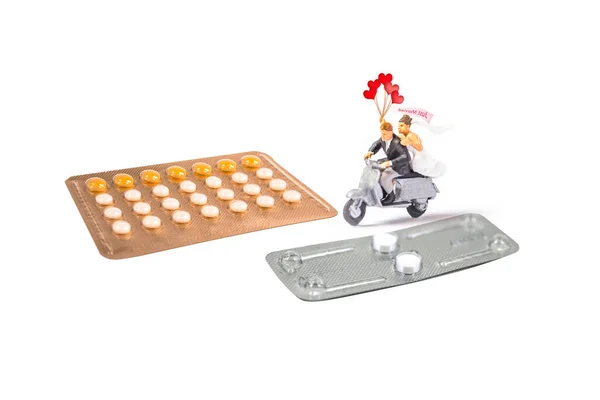 Couple Miniature Debout Sur Pilule Contraceptive Pilule Contraceptive Matin Après — Photo