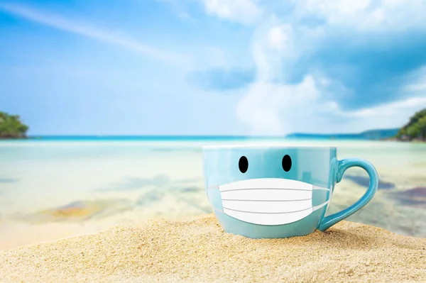Μπλε Φλιτζάνι Καφέ Λευκή Άμμο Παραλία Πάνω Από Γαλάζιο Του — Φωτογραφία Αρχείου