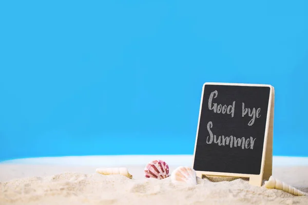 Sbohem Letní Text Tabule Pláži Modrým Mořem Jasný Obraz Oblohy — Stock fotografie