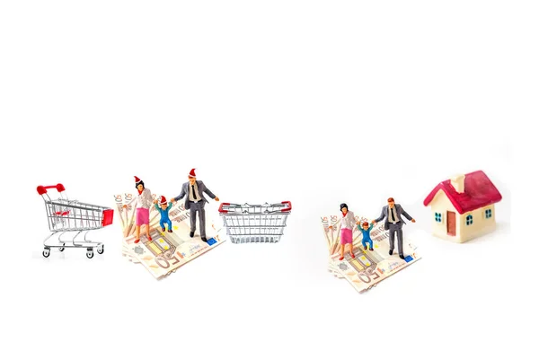微型家庭的人站在堆积如山的50欧元钞票上 购物车和购物篮与白色背景隔离 — 图库照片