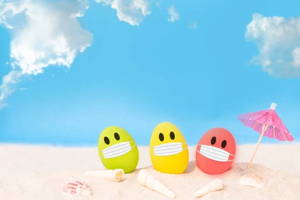 Huevos Coloridos Usan Máscara Tela Playa Arena Blanca Sobre Fondo — Foto de Stock