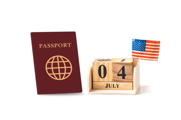 带有木制日历和白色背景的美国国旗的护照 — 图库照片