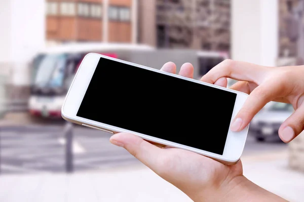 Kadın Ele Tutuşup Ekrandaki Akıllı Telefona Cep Telefonuna Dokunuyor — Stok fotoğraf