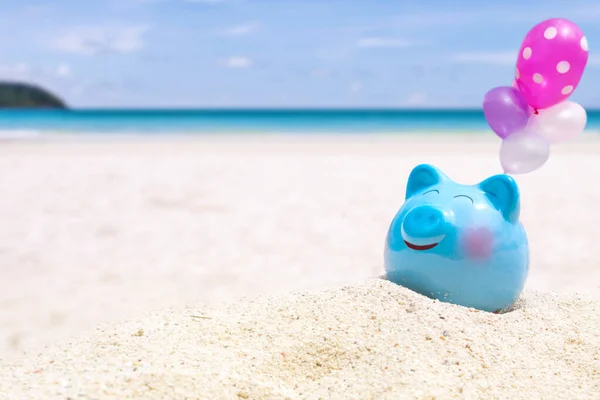 Verano Feliz Alcancía Playa Arena Sobre Borrosa Fondo Marino Azul — Foto de Stock