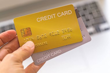 Bulanık defter ya da dizüstü bilgisayardan elde tutulan kredi kartı ödemesi.