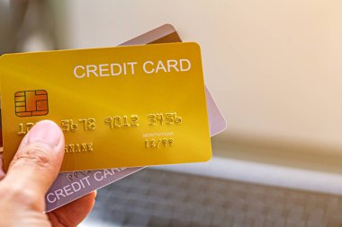 Bulanık defter ya da dizüstü bilgisayardan elde tutulan kredi kartı ödemesi.