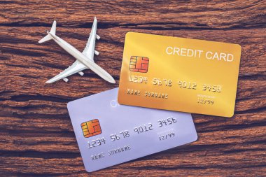 Tahta arka planda demo kredi kartı ve minyatür ev