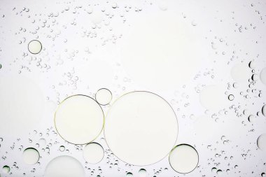 Modern tasarım arka planı için suyun üzerindeki yağ damlasının renkli pastel görüntüsü.