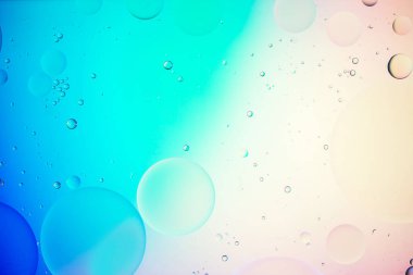Modern tasarım arka planı için suyun üzerindeki yağ damlasının renkli pastel görüntüsü.