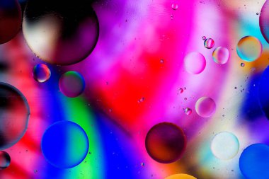 Modern tasarım arka planı için suyun üzerindeki yağ damlasının renkli pastel görüntüsü.