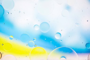 Modern tasarım arka planı için suyun üzerindeki yağ damlasının renkli pastel görüntüsü.