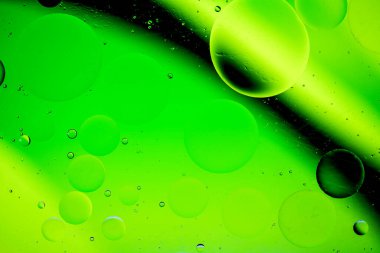 Modern tasarım arka planı için suyun üzerindeki yağ damlasının renkli pastel görüntüsü.