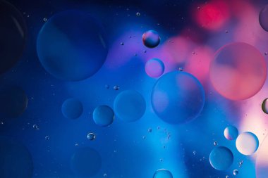 Modern tasarım arka planı için suyun üzerindeki yağ damlasının renkli pastel görüntüsü.