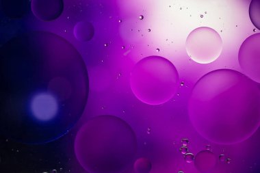 Modern tasarım arka planı için suyun üzerindeki yağ damlasının renkli pastel görüntüsü.