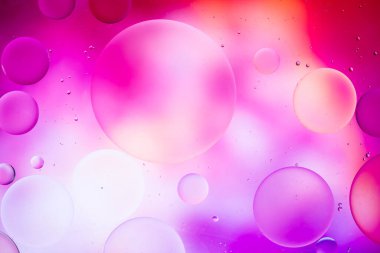 Modern tasarım arka planı için suyun üzerindeki yağ damlasının renkli pastel görüntüsü.