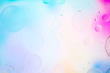 Modern tasarım arka planı için suyun üzerindeki yağ damlasının renkli pastel görüntüsü.