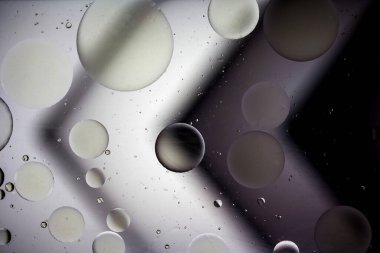 Modern tasarım arka planı için suyun üzerindeki yağ damlasının renkli pastel görüntüsü.