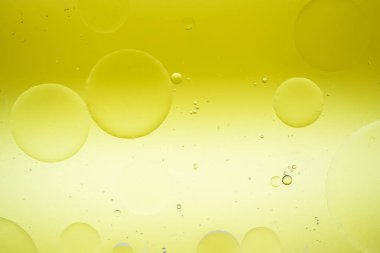 Modern tasarım arka planı için suyun üzerindeki yağ damlasının renkli pastel görüntüsü.