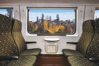 Avrupa 'da uzun ve kısa mesafeler için trenin içi boş yeşil koltuklu tren vagonu.