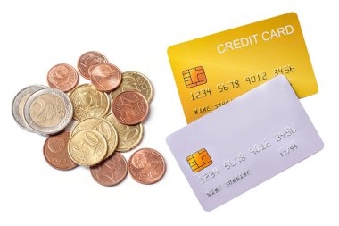 beyaz arka planda euro para banknotu ile demo kredi kartı ile modelleme.