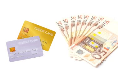 beyaz arka planda euro para banknotu ile demo kredi kartı ile modelleme.