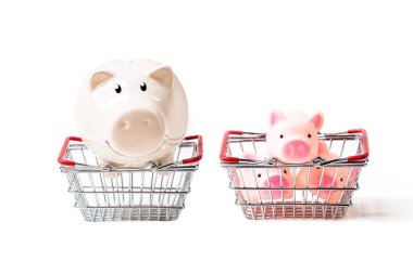 Minyatür alışveriş arabası ve beyaz arka planda sepeti olan kumbara..