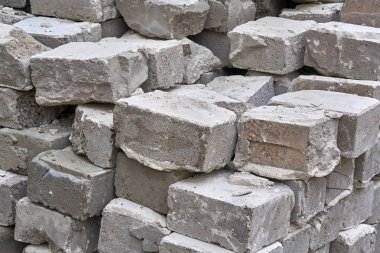 Gri taş tuğla duvara yığılmış.