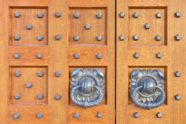 Eski Lake büyük kapı. Bir halka şeklinde kapı kolu